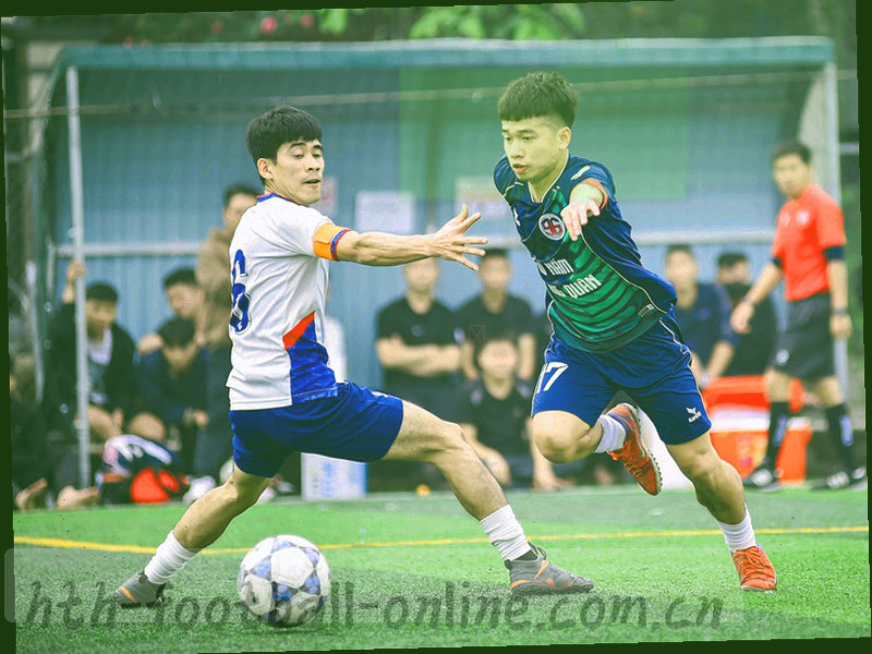 青训教练与青少年球员在场边交流训练安排